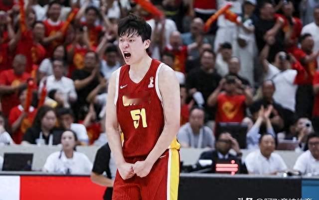 失去理智！中国球迷拿球砸杨瀚森，肇事者被强行驱逐
