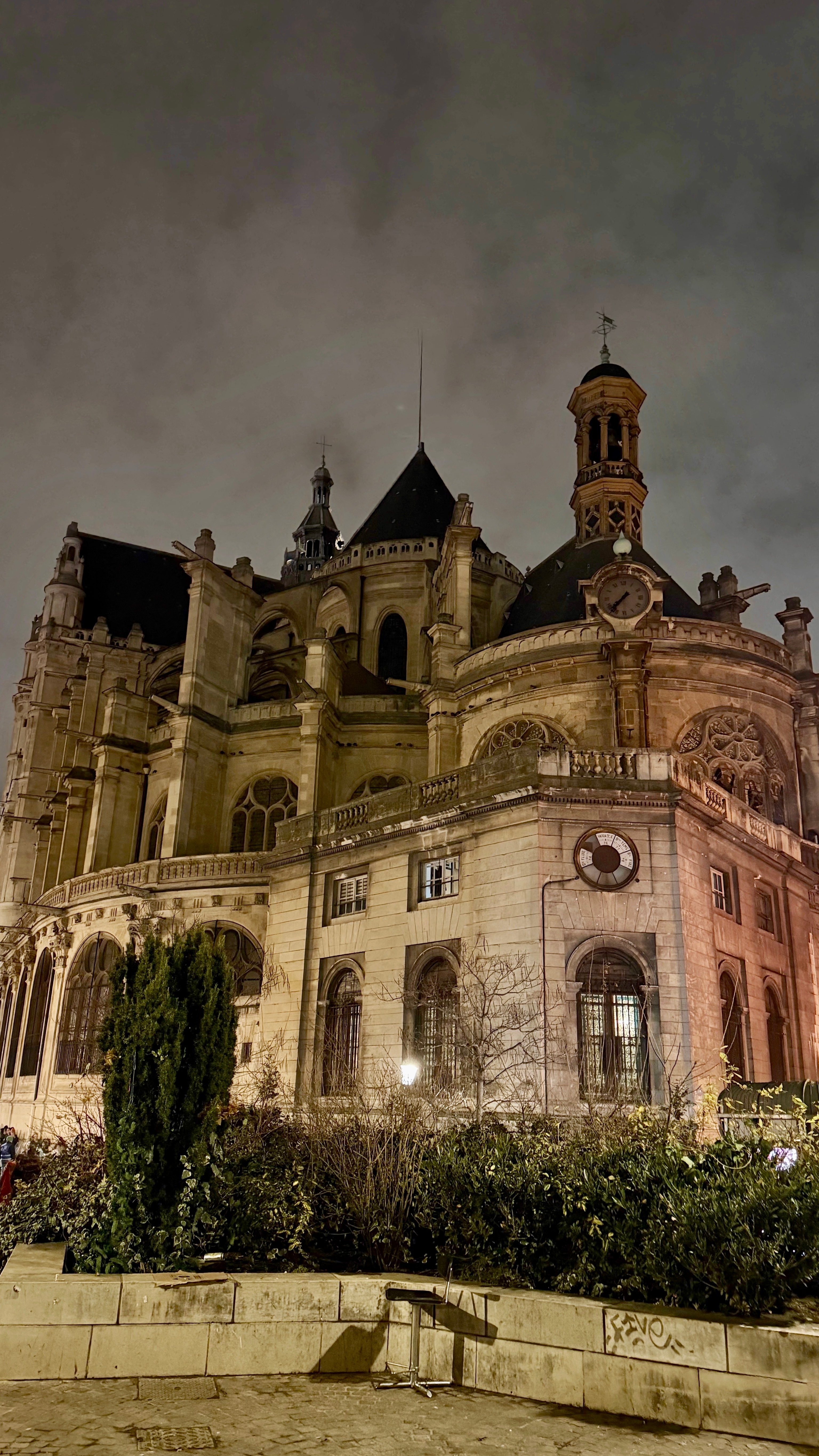 来巴黎必打卡的近200年老店，1832年环境确实有那味儿！第二帝国风格的复古装潢