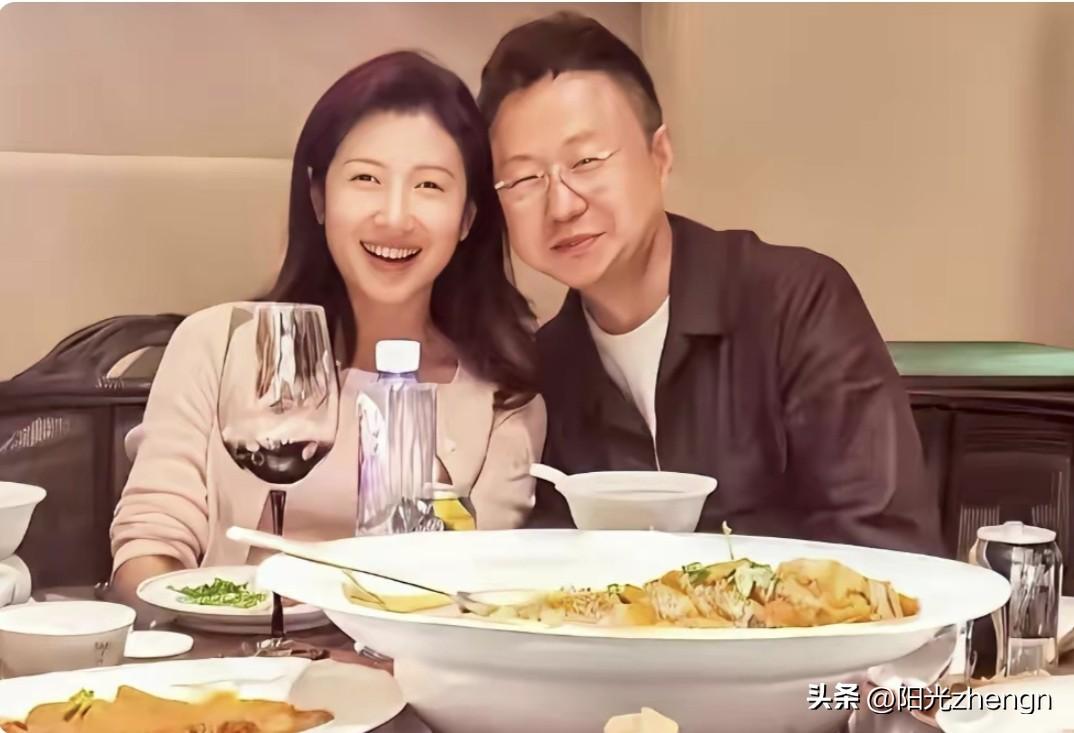看这张刚强和春妮的合照特别有意思。

拍照的时候两个人都眯起了眼睛，春妮本来是大