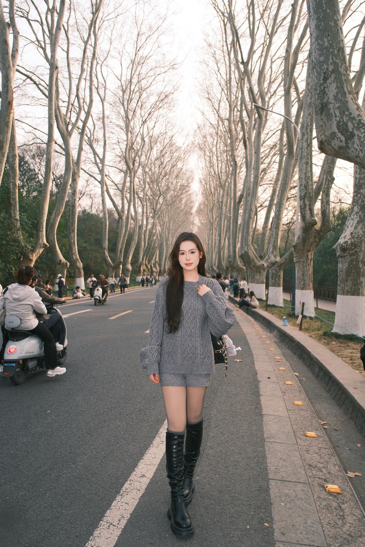 |||真的会被这套灰色系穿搭狠狠拿捏！
宽松绞花灰毛衣+同色系针织短裤，一套直接