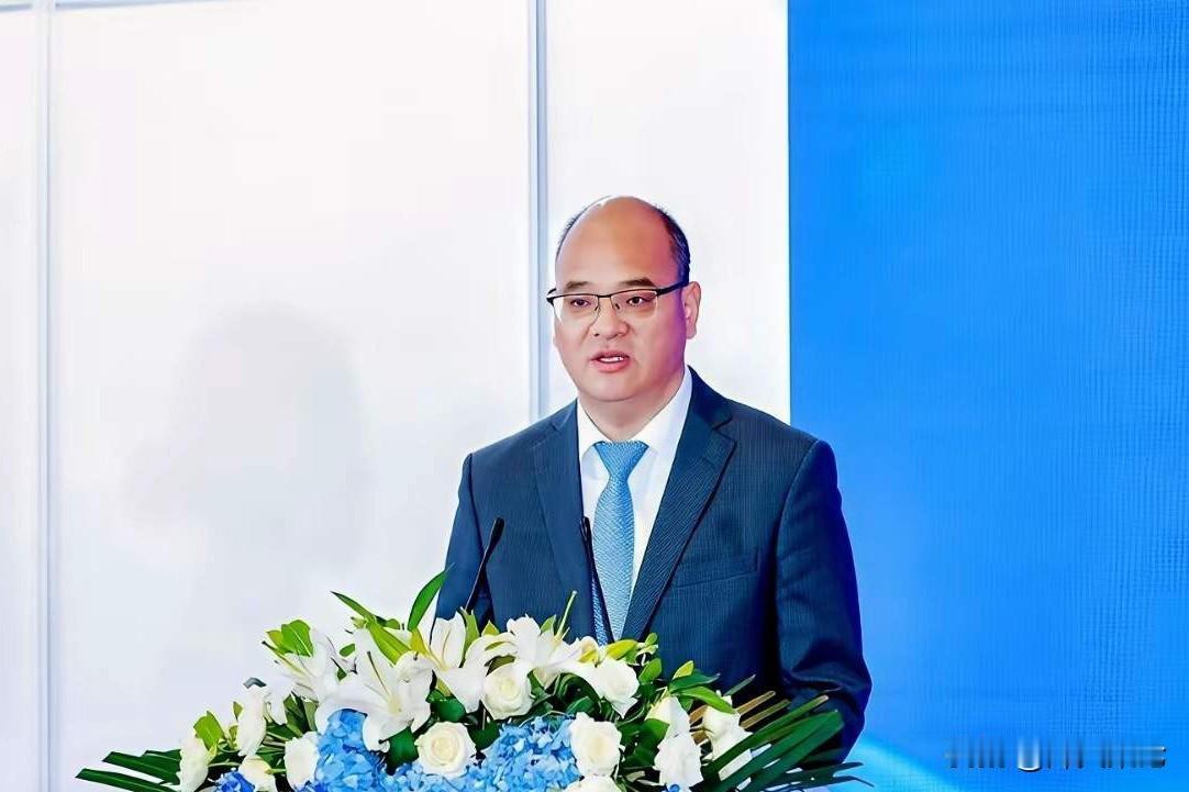 你敢信吗？
央企高管出国公干，居然在机场贵宾室喝到烂醉，逼着全机几百人等他一个？