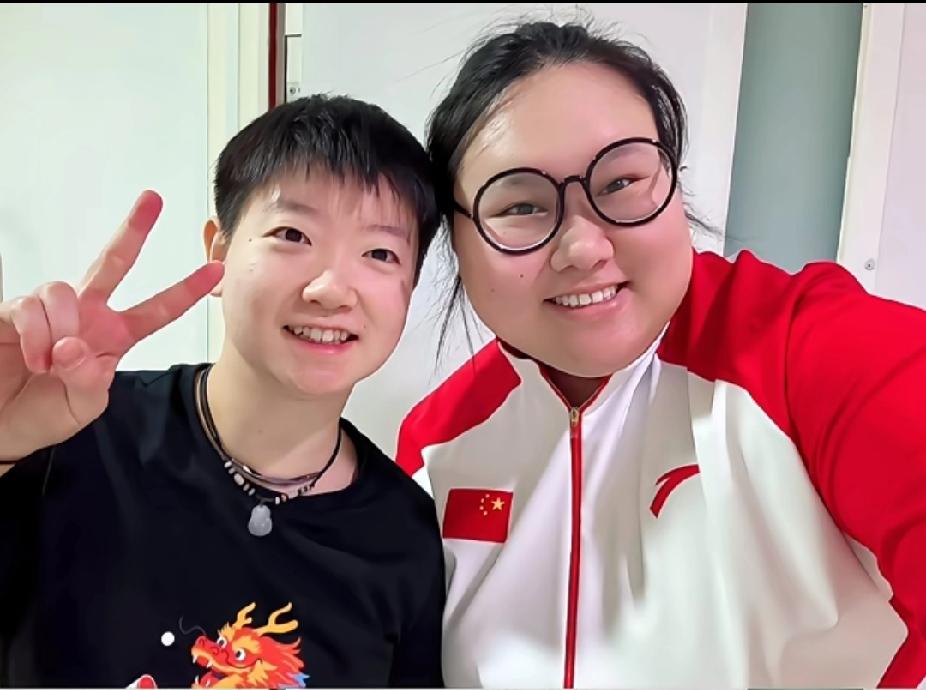 双倍可爱！莎莎和雯雯同框啦✨
 
看到这张合照真的被甜到了！
孙颖莎比着经典的剪