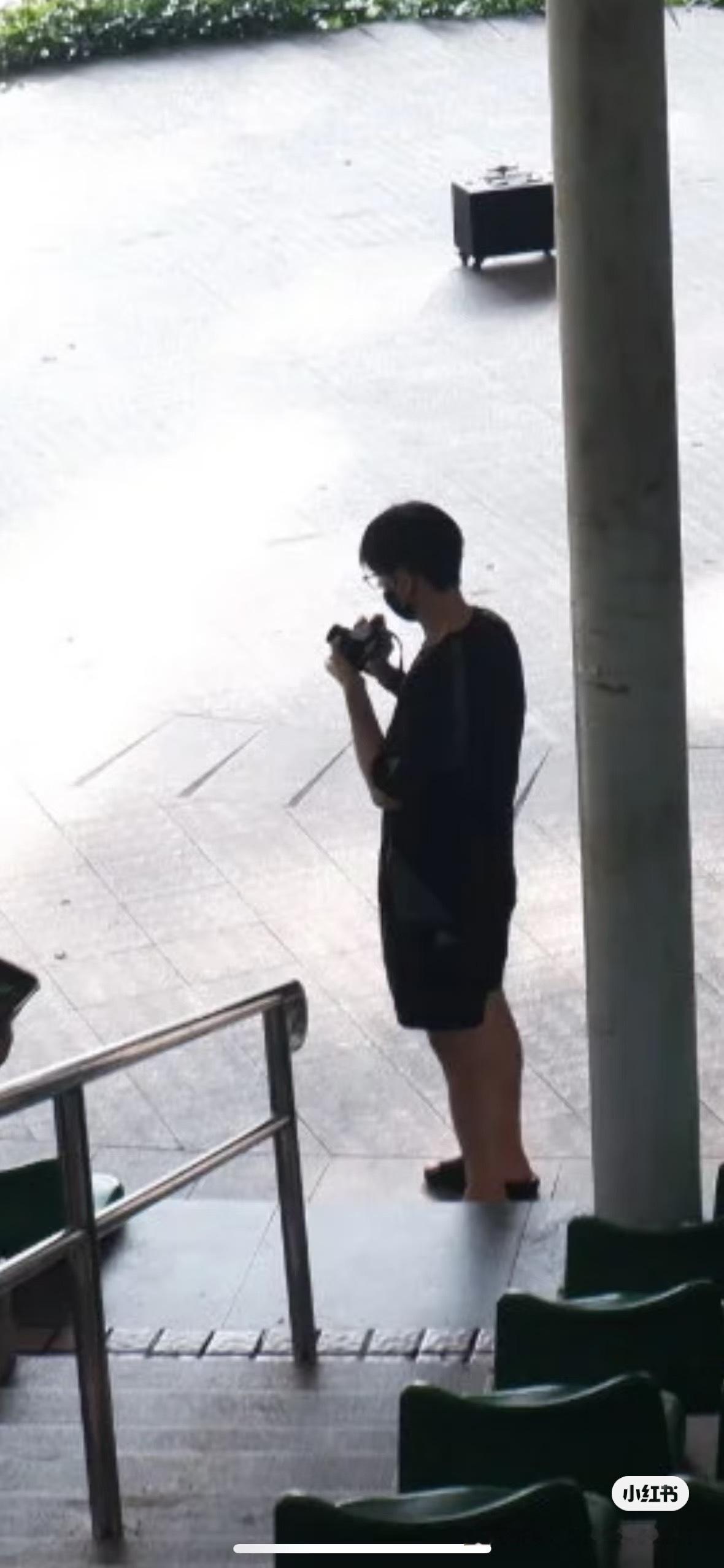 李现这穿搭太地道老广了哈哈，是我家的乖崽，在剧组拍戏呢，休一天还大热天跑出去采风