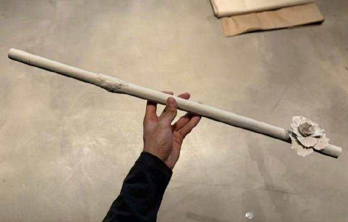 易烊千玺亲手打造专属笛音一张张草图铺垫构想，修整原料、打磨笛管，易烊千玺认真制作