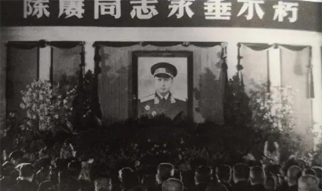 1961年3月16日清晨，上海华东医院的病房里，58岁的陈赓突然捂住胸口。

这