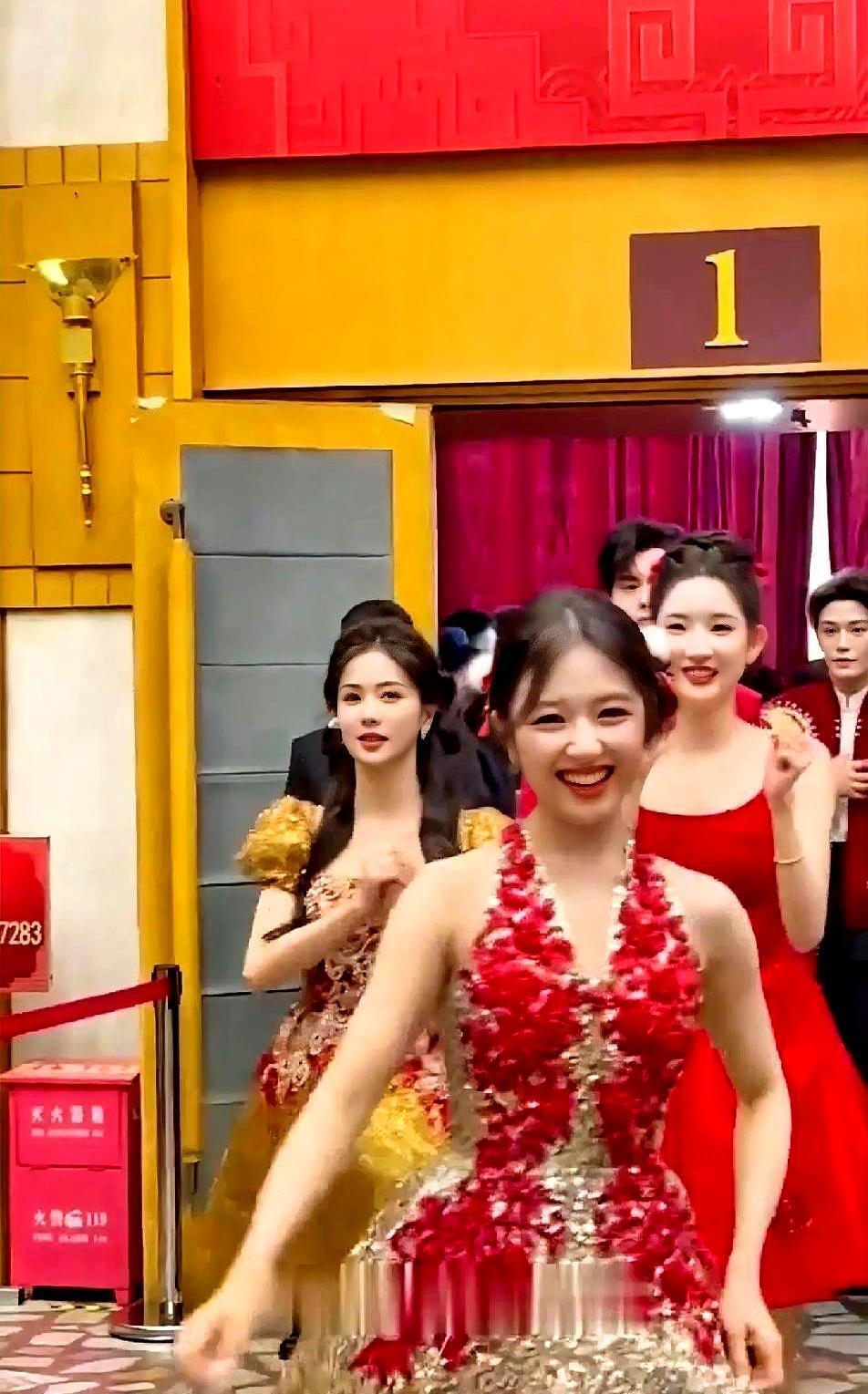 白鹿狠狠给娱乐圈上了一课：以前都嫌她胖，现在都夸她旺。
李兰迪出来是标准女明星骨