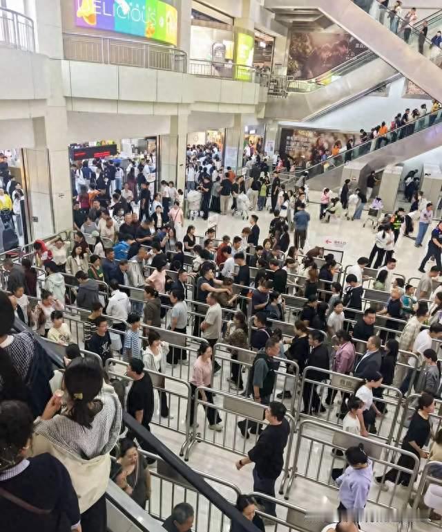 游客跨省排队打卡，胖东来的走红，照见零售行业普遍缺失的信任