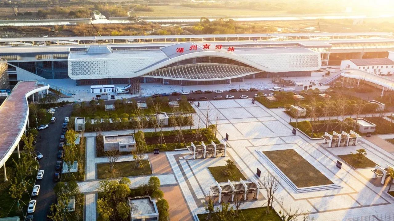 沪苏湖高铁通车，湖州南浔古镇必定更加火爆！
12月26日上午9时45分，随着首趟