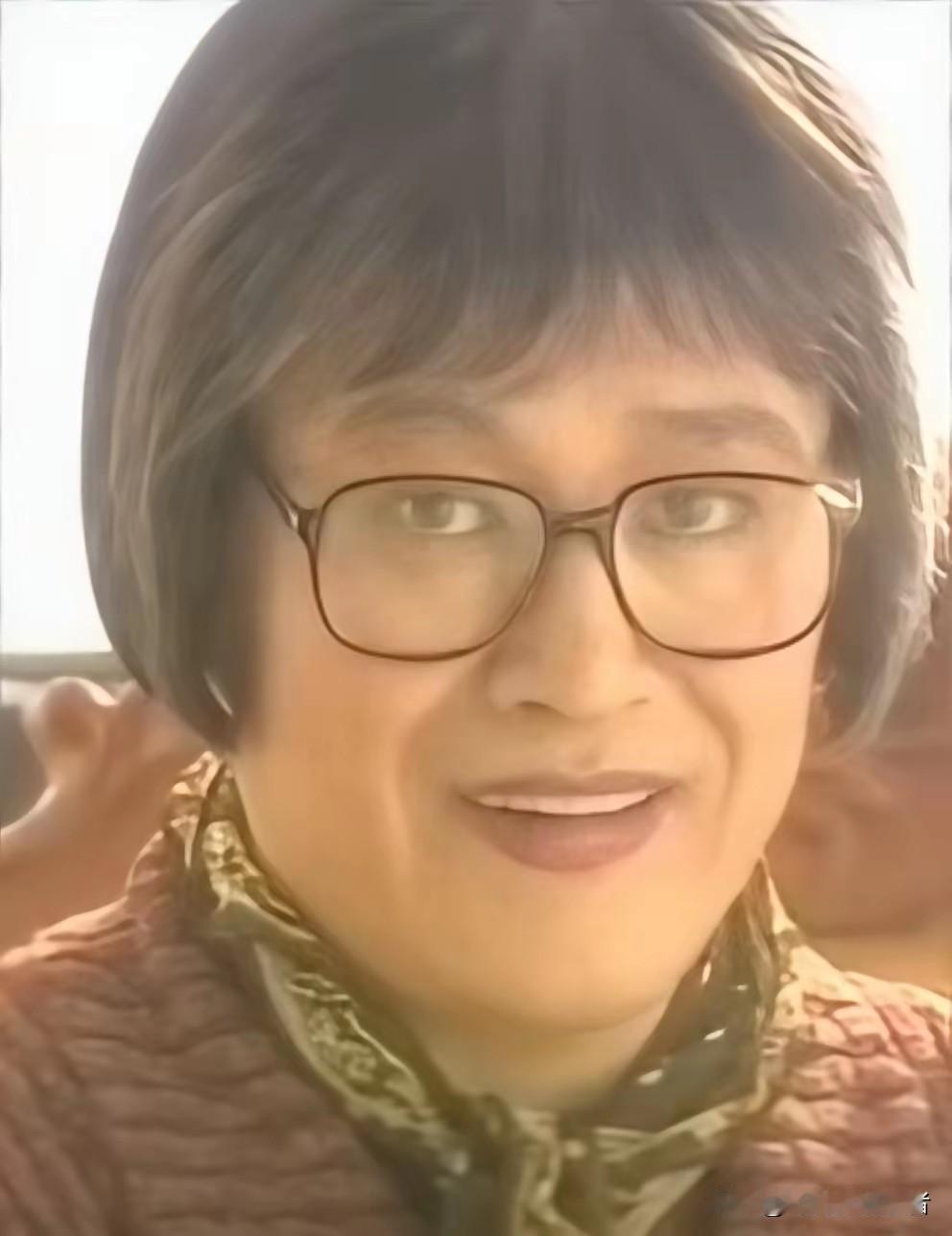 赵本山真是后继有人，儿子有喜剧天赋，随时可以上台演出，女儿也是能说会唱，就连打扮