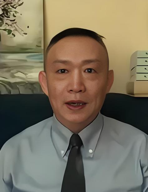 东方大国的学者卢麒元，近日在北京公开发声。

他提出了一个惊世骇俗的主张：“立法