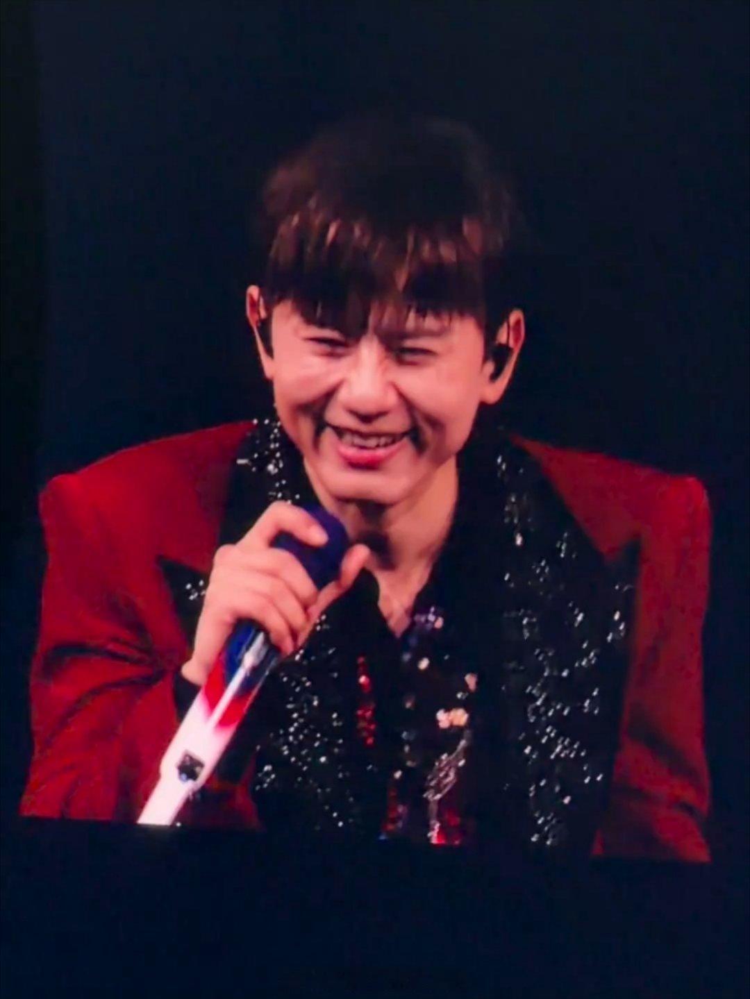 张极绝对是张杰的真爱粉，又去看杰哥演唱会了 