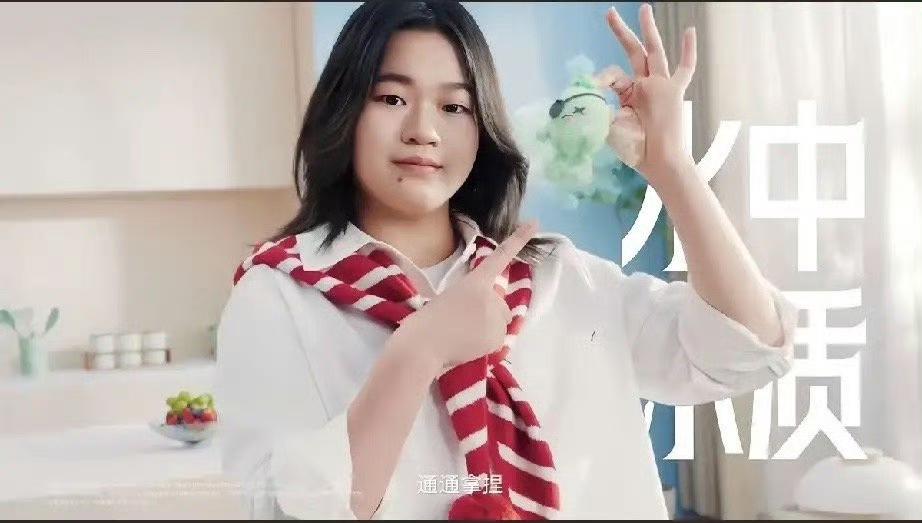 全红婵万家乐广告引热议！中长发+圆润脸被吐槽撞脸刘欢、高晓松，19岁发育期身材发