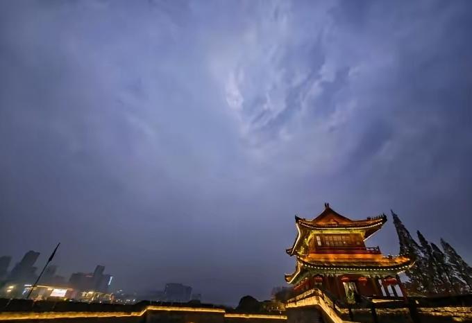 经过贸易战，科技战，回头一看，中国已经非常强大，现在要说中国短板，唯一较弱的就是