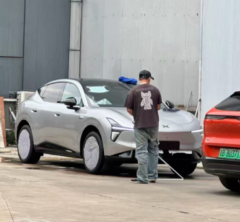 小鹏 MONA SUV 路边图来了。前脸还是保留家族式设计，车灯的辨识度挺高的，