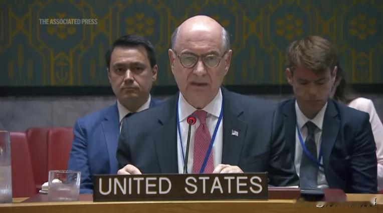 联合国安理会上演顶级外交翻脸，美国当众不给法国留半分情面！美法已经不遮掩了？
