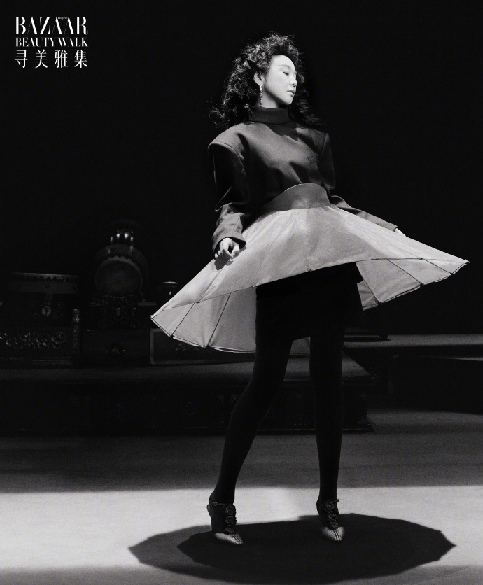 闫妮合作芭莎有了碳水味儿闫妮复古蓬松大波浪 这是什么神仙碰撞！非遗花馍配上高级脸