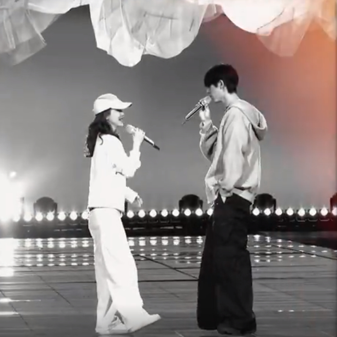 张凌赫章若楠跨晚彩排张凌赫顺毛墨镜黑皮衣look 张凌赫顺毛墨镜黑皮衣look，