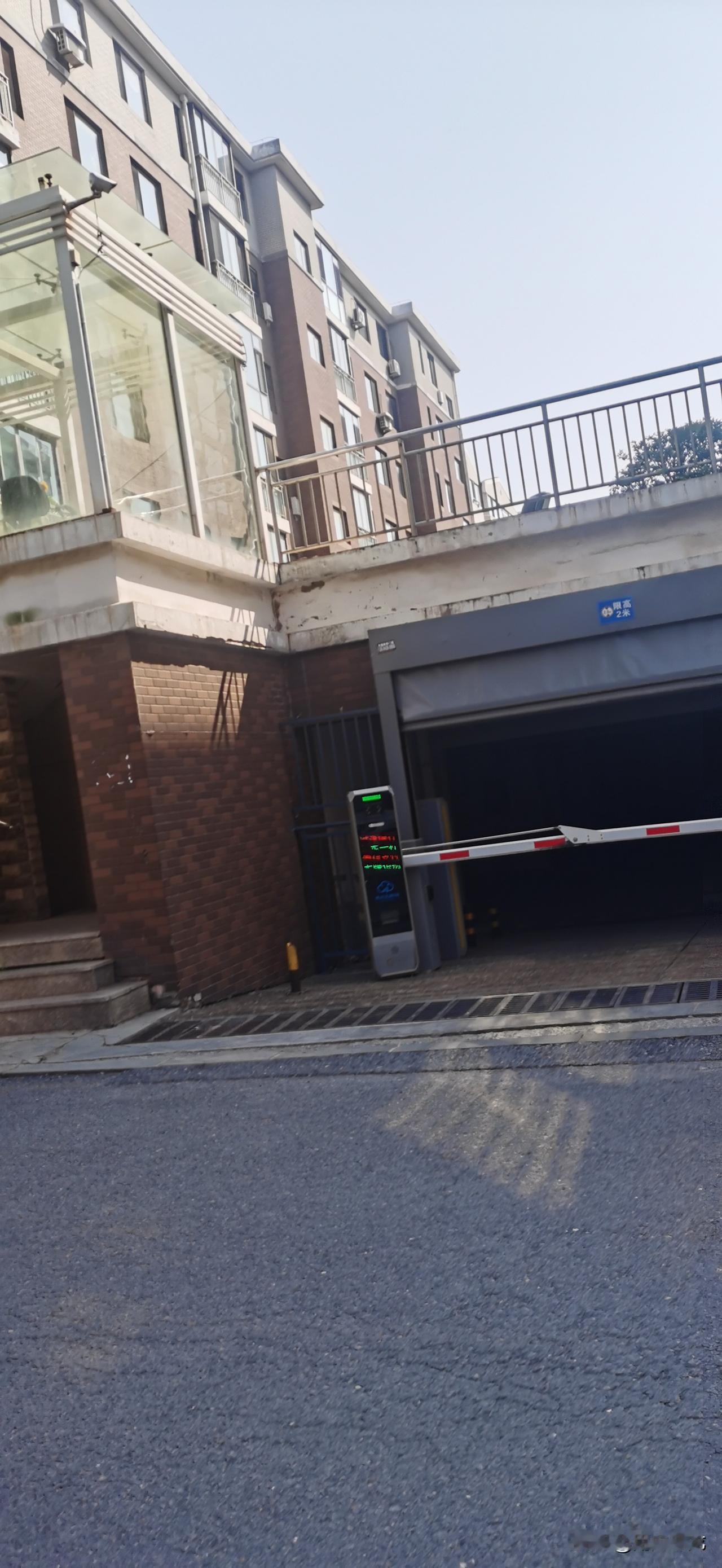 云田
文/滨城老龙
离地丈五筑高台
黄土群车运载来
台上楼高凌碧落
门前园小胜蓬