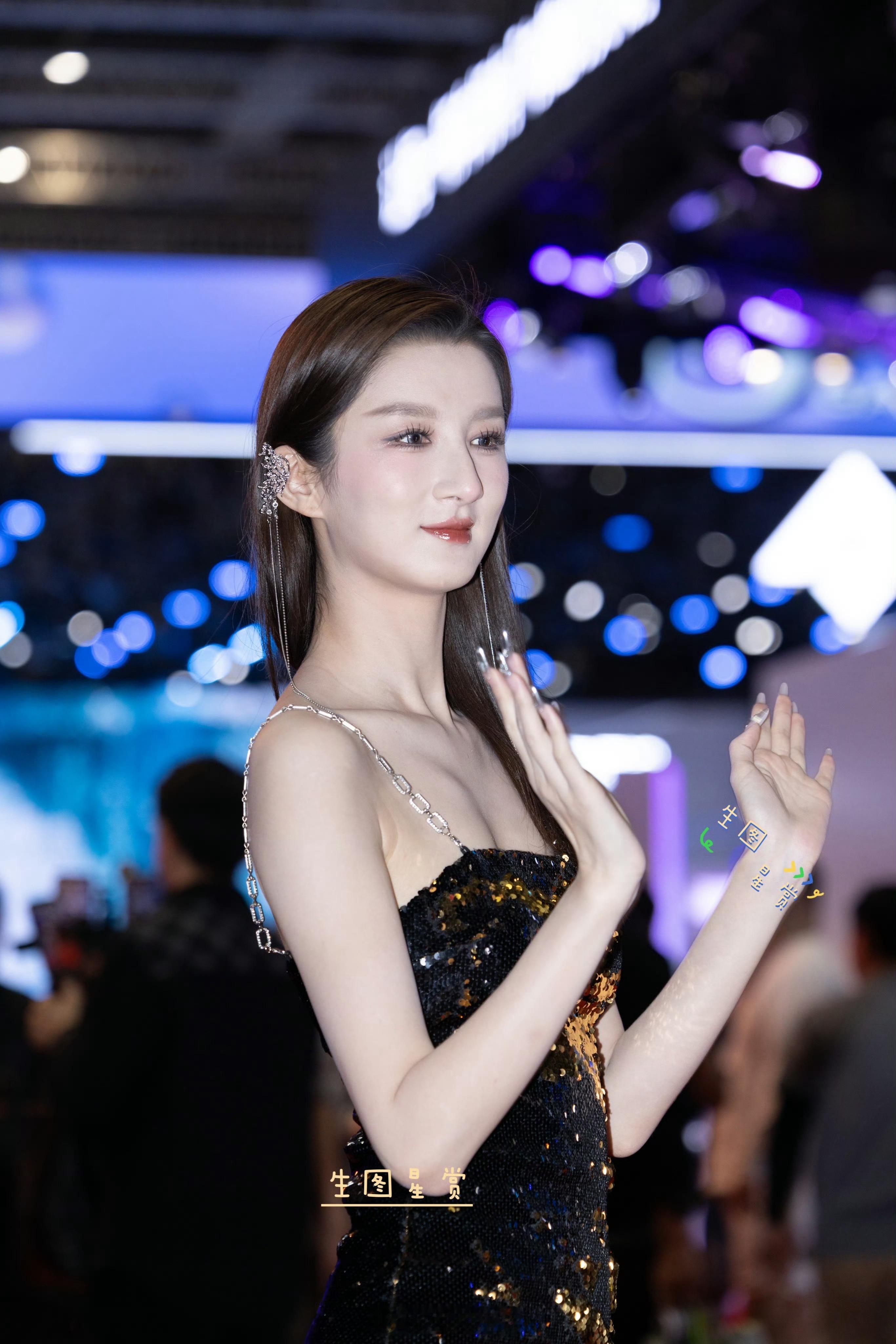 陈宝月 🫧 上海车展生图，大长腿绝了 ​​​