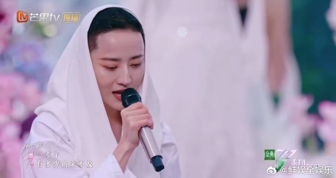 蒋一侨侯佩岑舞台上脑门贴贴乘风2025快瞧瞧蒋一侨侯佩岑贴贴舞台，这互动直接把氛