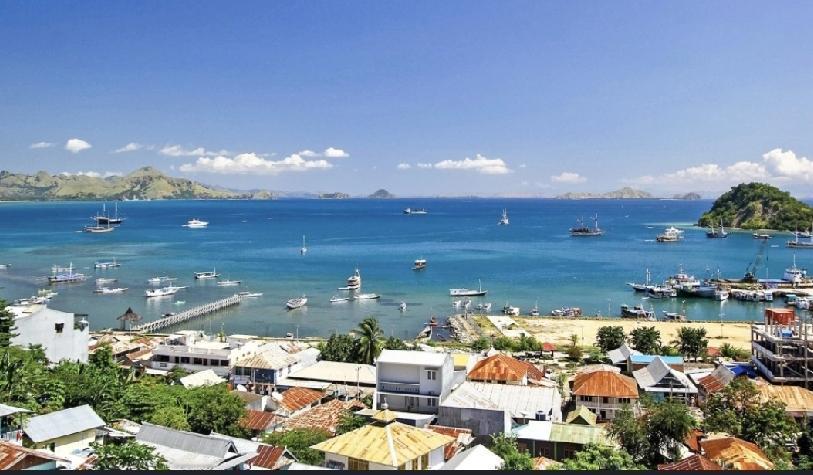 西班牙当局和印尼一家通讯社称，一艘载11人的船只在印尼海岸附近遇极端天气沉没。船