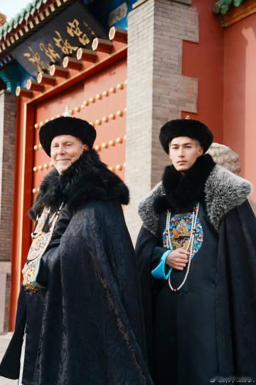 米卡和爸爸一起穿古装 米卡带爸爸拍古风写真真的是挺有惊喜的呀，和爸爸一起穿古装也