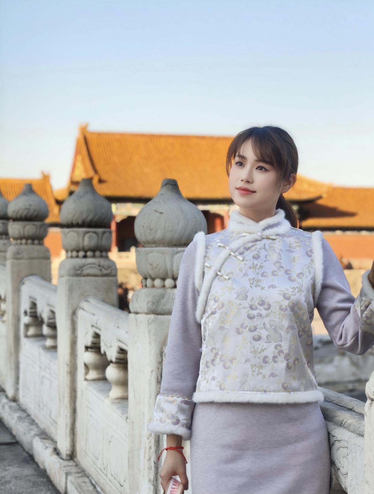 你认为漂亮的女人什么时候最迷人善良地帮助他人时，内在美散发出来。