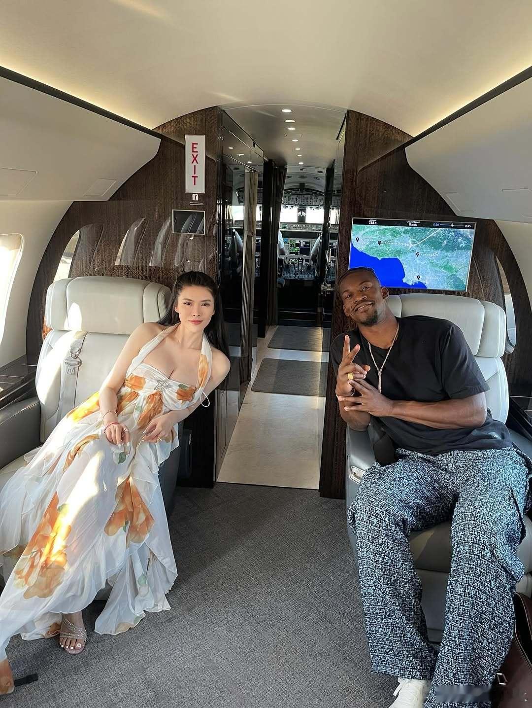 巴特勒和德州球王布莱尼同坐私人飞机，这是要一起去录德州节目了吗[doge]nba