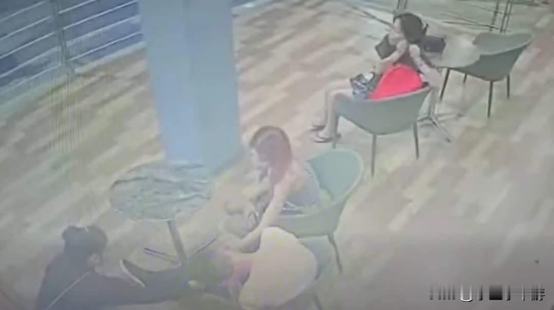 三名女子在芭堤雅一家快餐店，趁一名英国籍男子熟睡时行窃，从他身上盗走了3万泰铢现