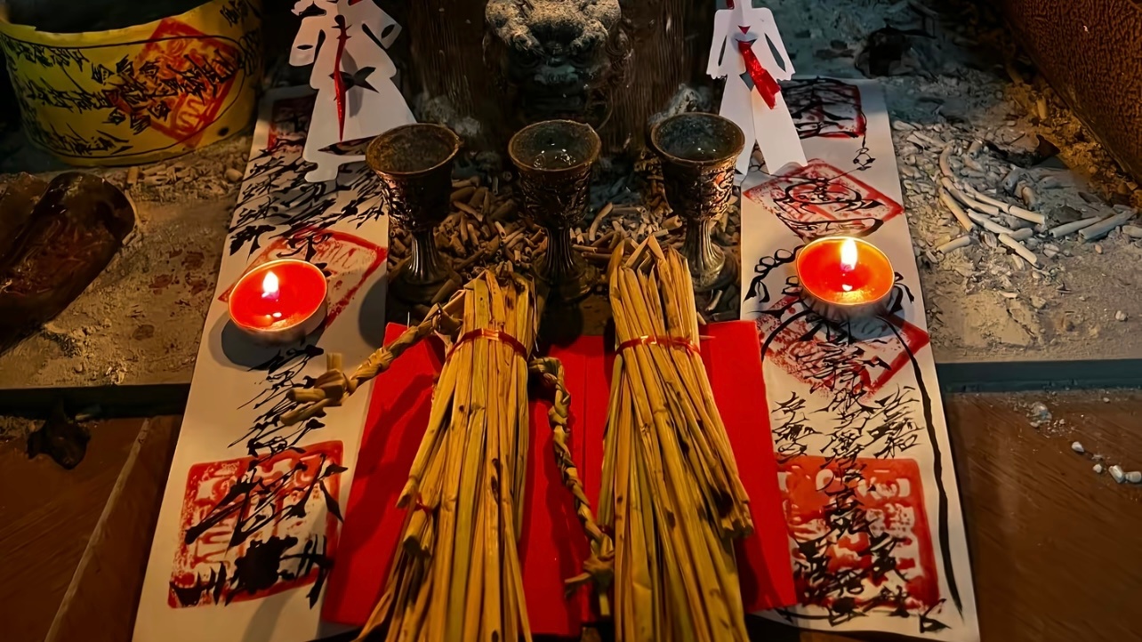 闲咏（押平水韵）满室炉香隐者家，掐诀画符啜老茶。落笔自生烟霞气，不屑人间桃李花。