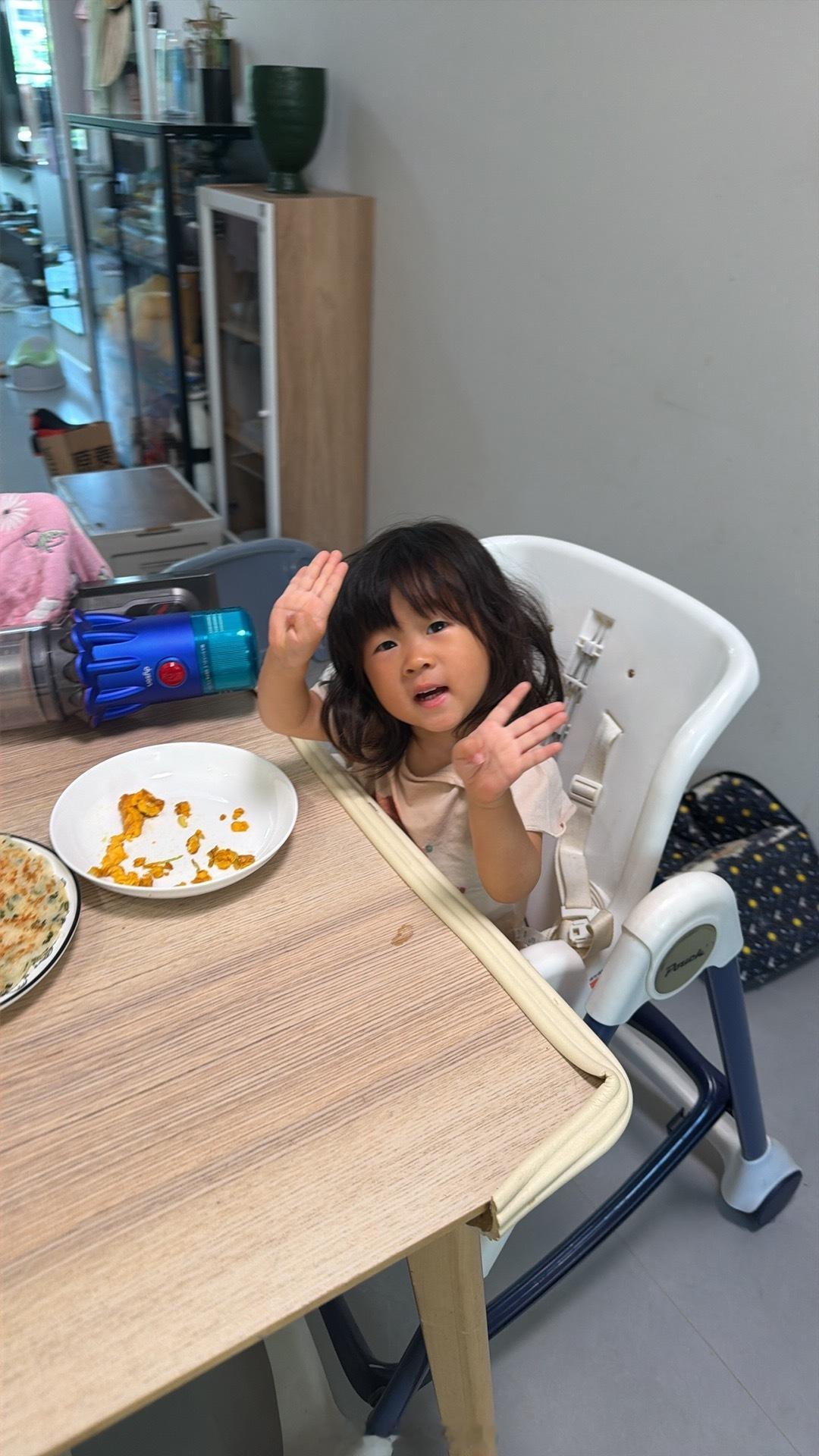 今天刘书记值班，我在家带娃搞卫生，一肚子怨气，大老爷们搞什么卫生但是我还是得搞慢
