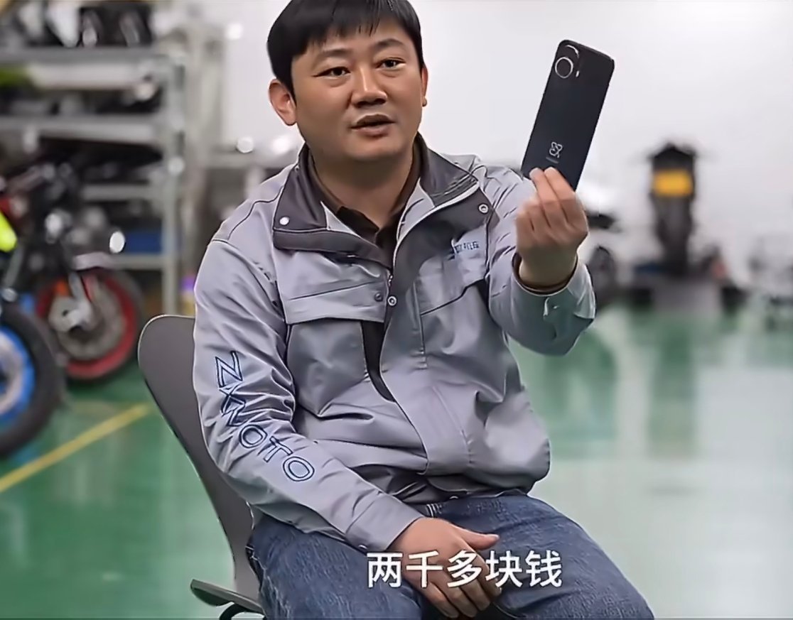 张雪身价上亿还在用两千多块钱坏手机这哥们的经历，早晚肯定能拍成电影。用的手机好像