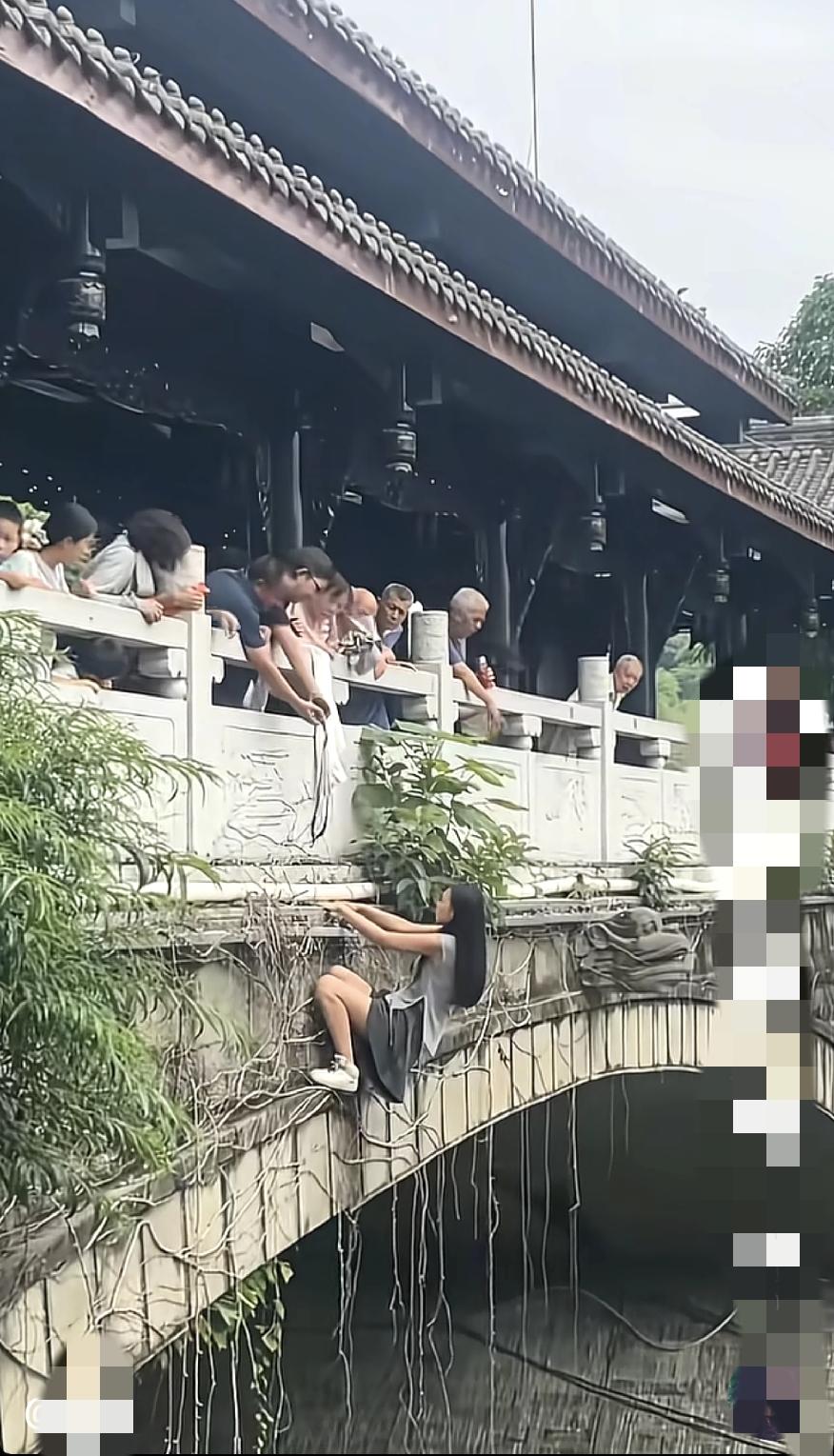 一个小女孩，也不知道因为什么事想不开，路人怎么劝也不行，最后跳河了，河水还太浅，