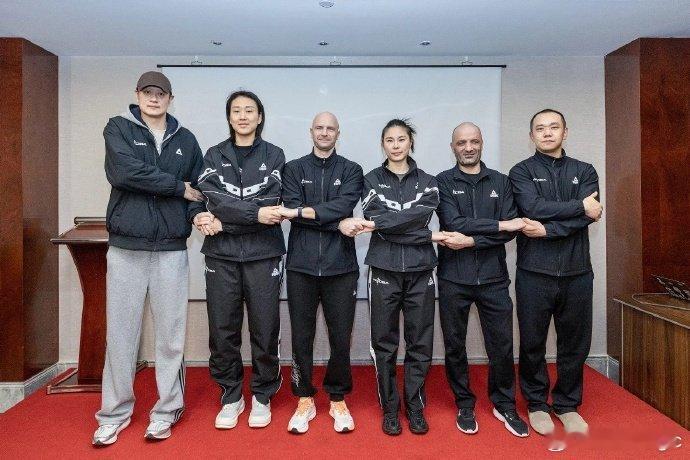 官宣，王思雨加入教练组，开始担任助理教练员（兼球员）！加油！！ 