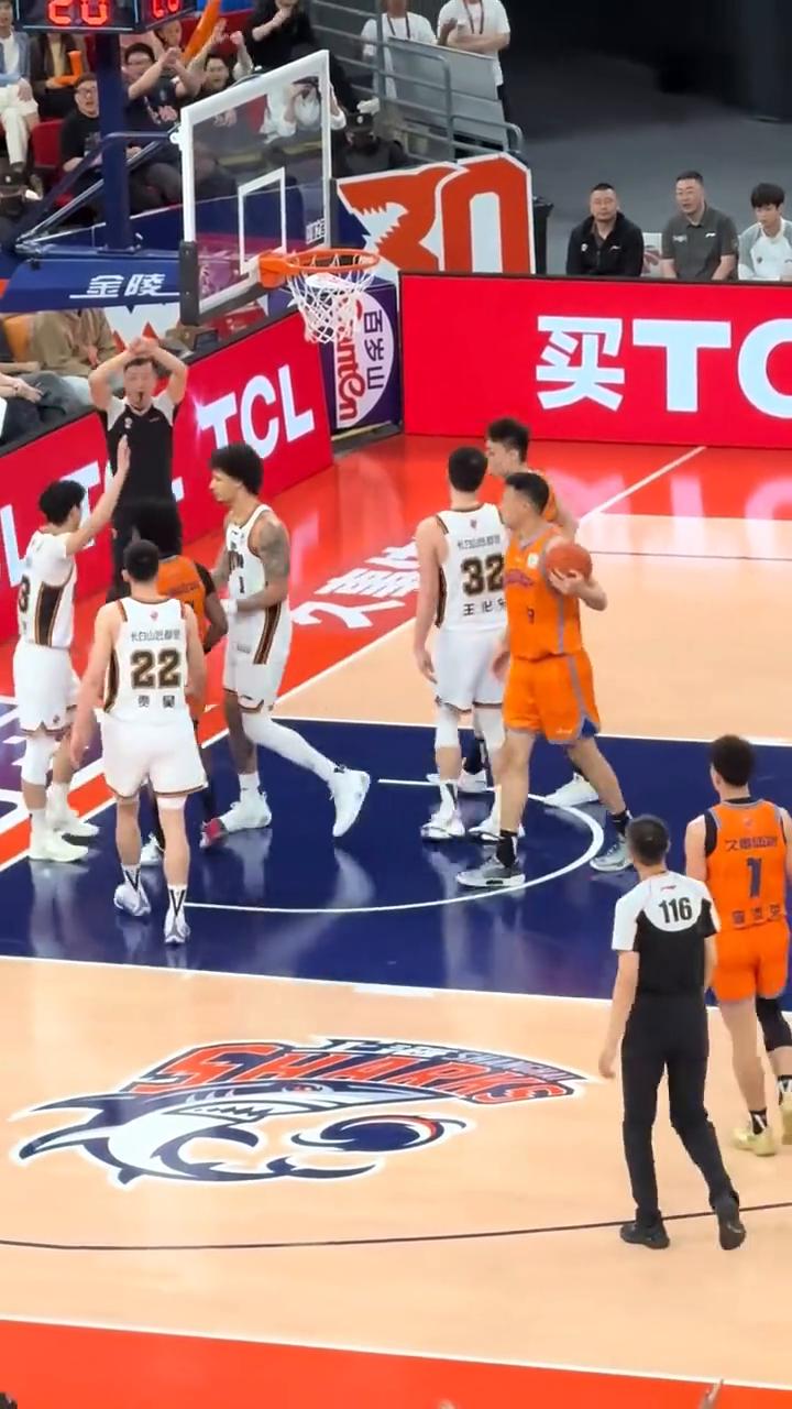 各位，这个时候先把掌声给飞机，好吗？