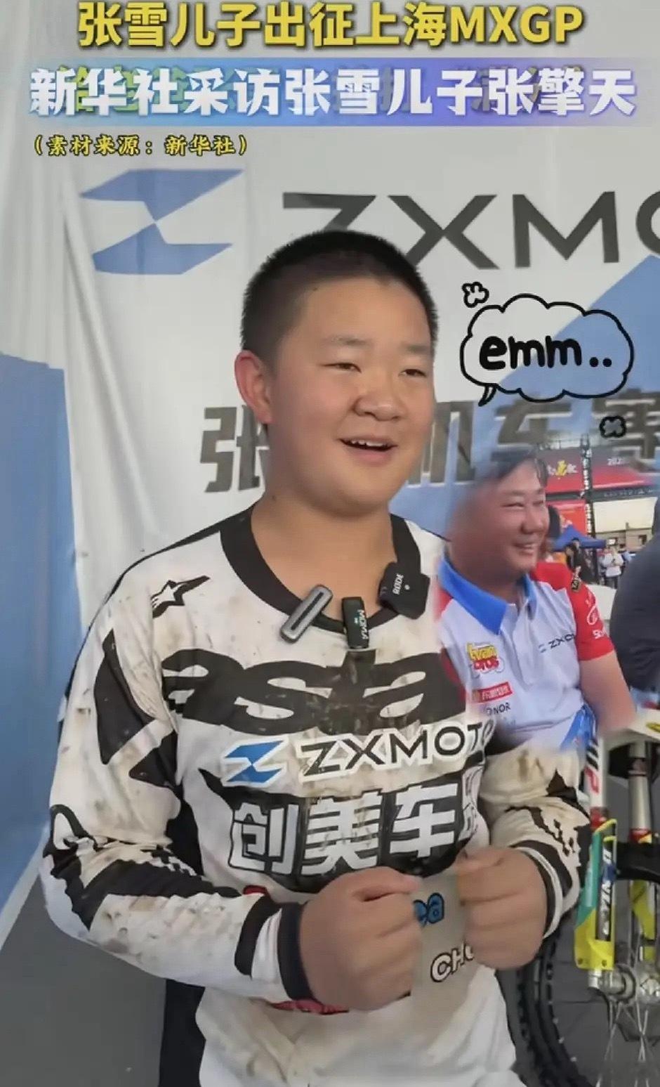 上海MXGP是张擎天的职业首秀，面对自己侃侃而谈，但是问爸爸的技术怎么样时，他就