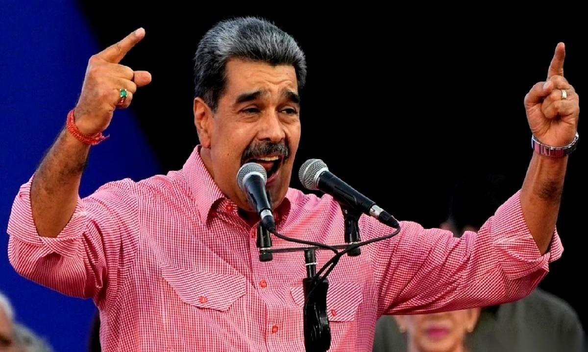 “两年后我下台。我们家那点儿石油，都给你们美国公司开采。”
这话听着，像不像被人