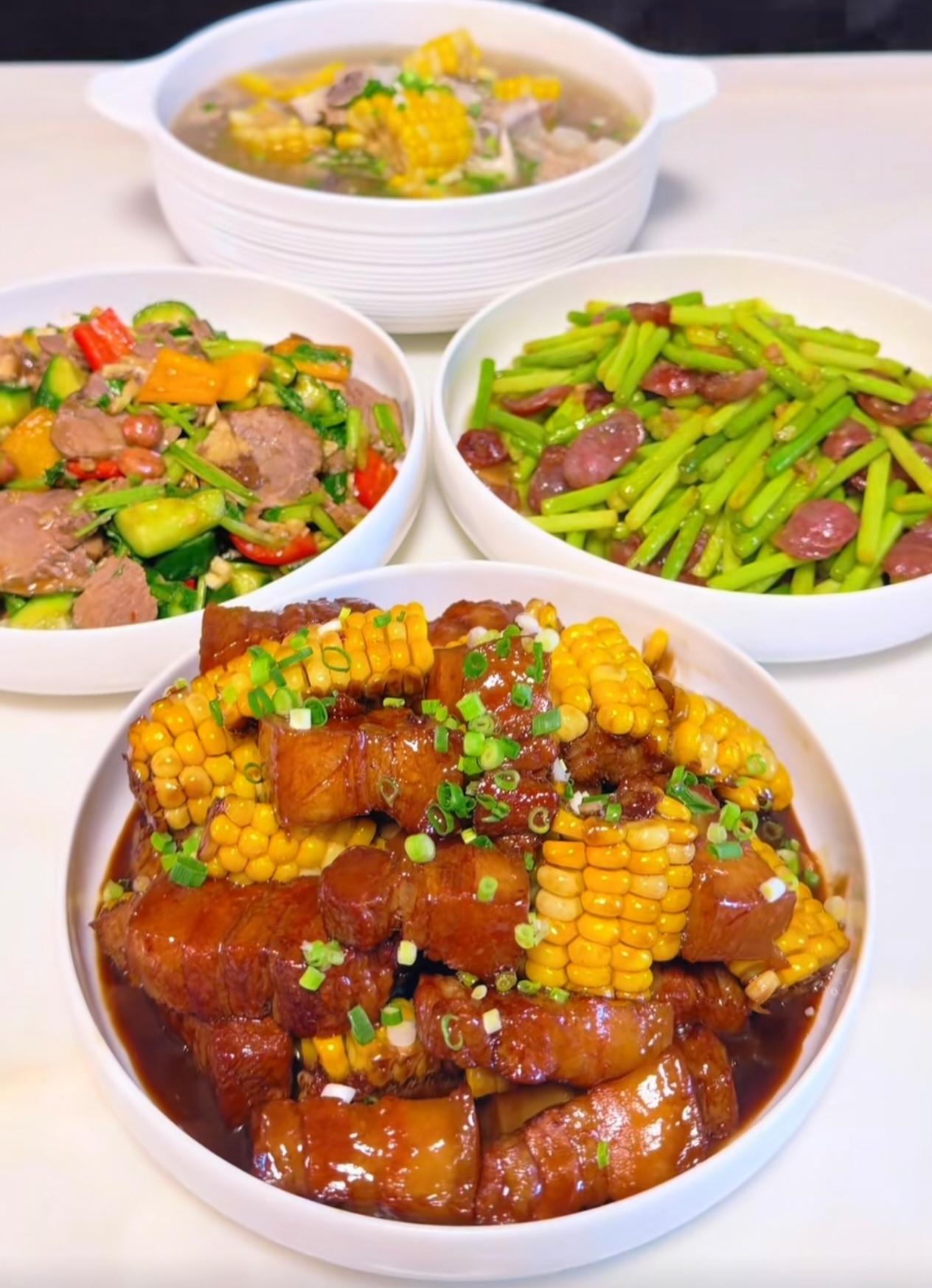 工作中，我们公司的领导总是形象高冷，指挥若定。可别看他平时严肃，做起饭来可是一把