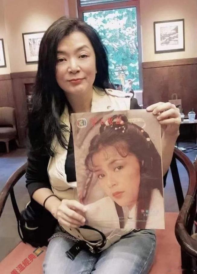 83年版《神雕侠侣》里的小龙女扮演者陈玉莲，现在的她与以前的她进行了合照。 ​​