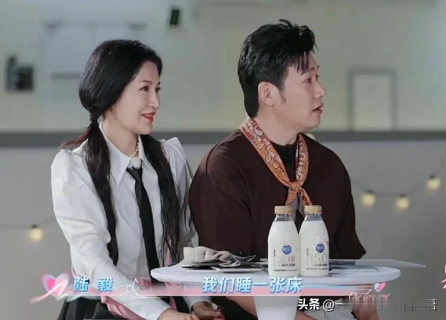 张踩铃问陆毅和鲍蕾：“你俩还睡一张床啊？”陆毅反问：“什么叫还睡一张床？我俩不应