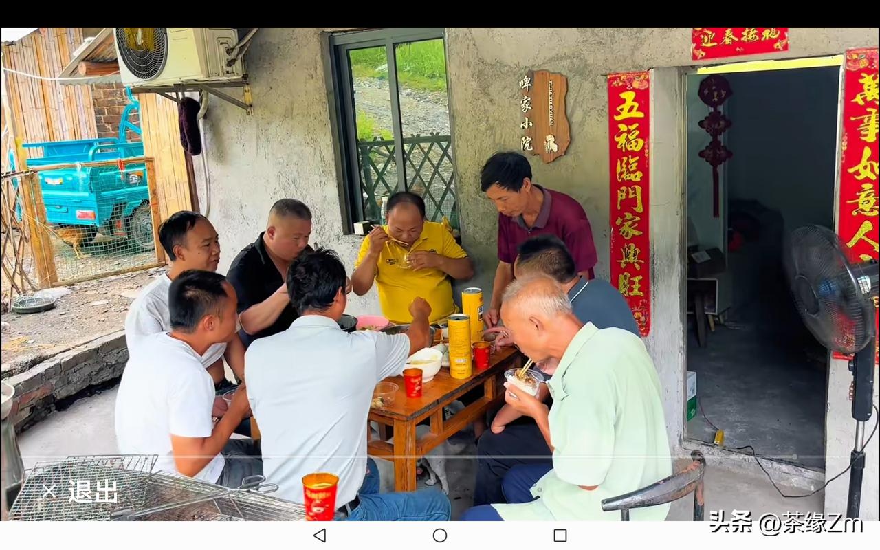 饭王来了，阿金邀请了周边的叔叔们来吃饭。他忙着洗菜做饭，没过多久，一桌佳肴便大功