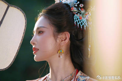 张慧雯女儿国国王即视感张慧雯神女降临端庄华贵的古风造型太出彩，温婉大气，既有女王