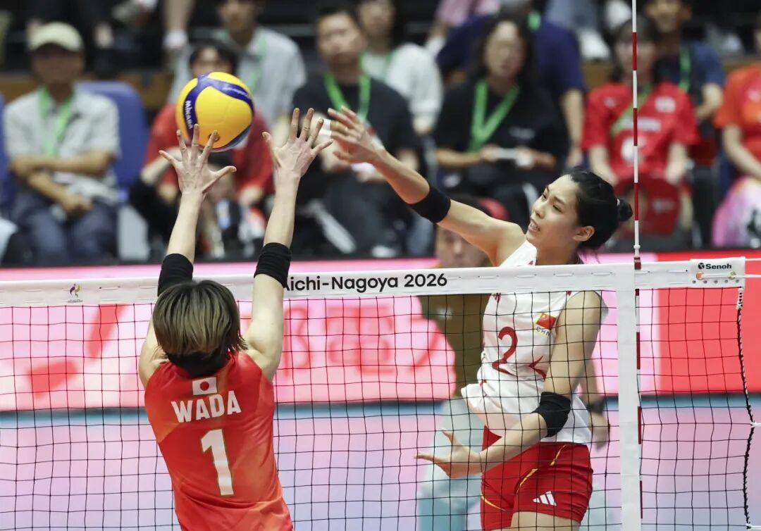 日本真输不起！中国女排碾压日本夺冠后，全场都在欢呼庆祝，可台下不少日本观众提前离