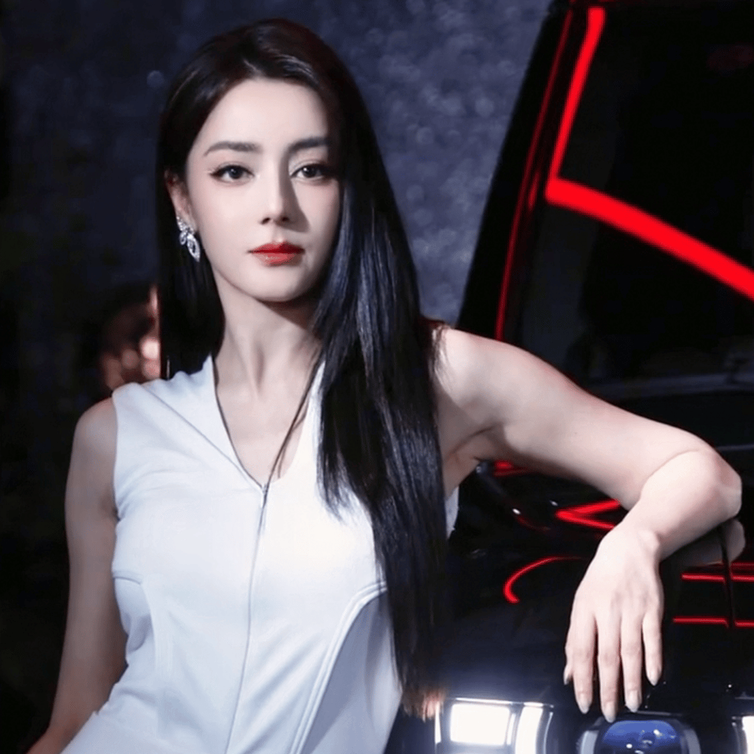 迪丽热巴柿子红短T正真的建模脸，好美，此女为神 