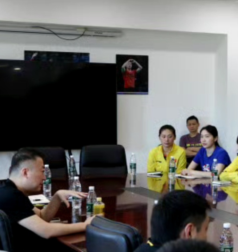 这些会议室处处都有同一个男子的身影不语看看各位还能有什么大热闹出现 