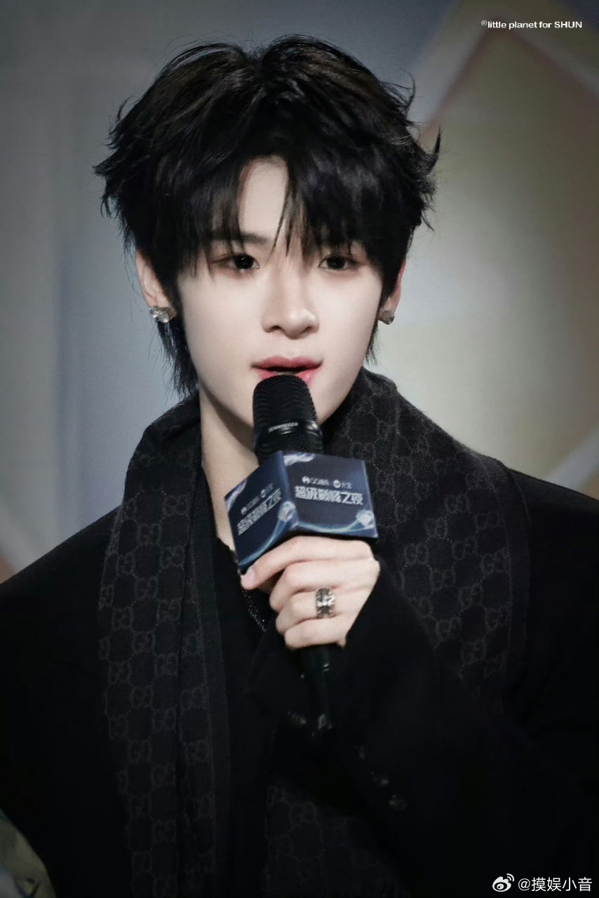 张峻豪QQ音乐红毯造型 围巾一飘风衣一展，张峻豪在超级巅峰之夜红毯直接赢麻了，顺