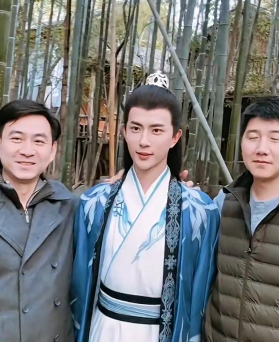 他长的真的好好看啊！自带滤镜美颜了，太精致了，偏偏又不娘，总觉得他的颜值和气质是