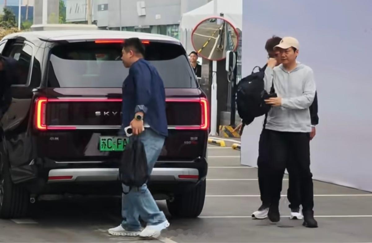 太接地气了了，咱就是说千亿总裁背个包，就来给小米澎程首批车主开车门了，也是没谁了
