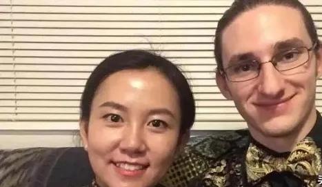 2019年，美国，一个男人冲着自己中国妻子怒吼：“赶紧给我滚回中国去！”不久后，
