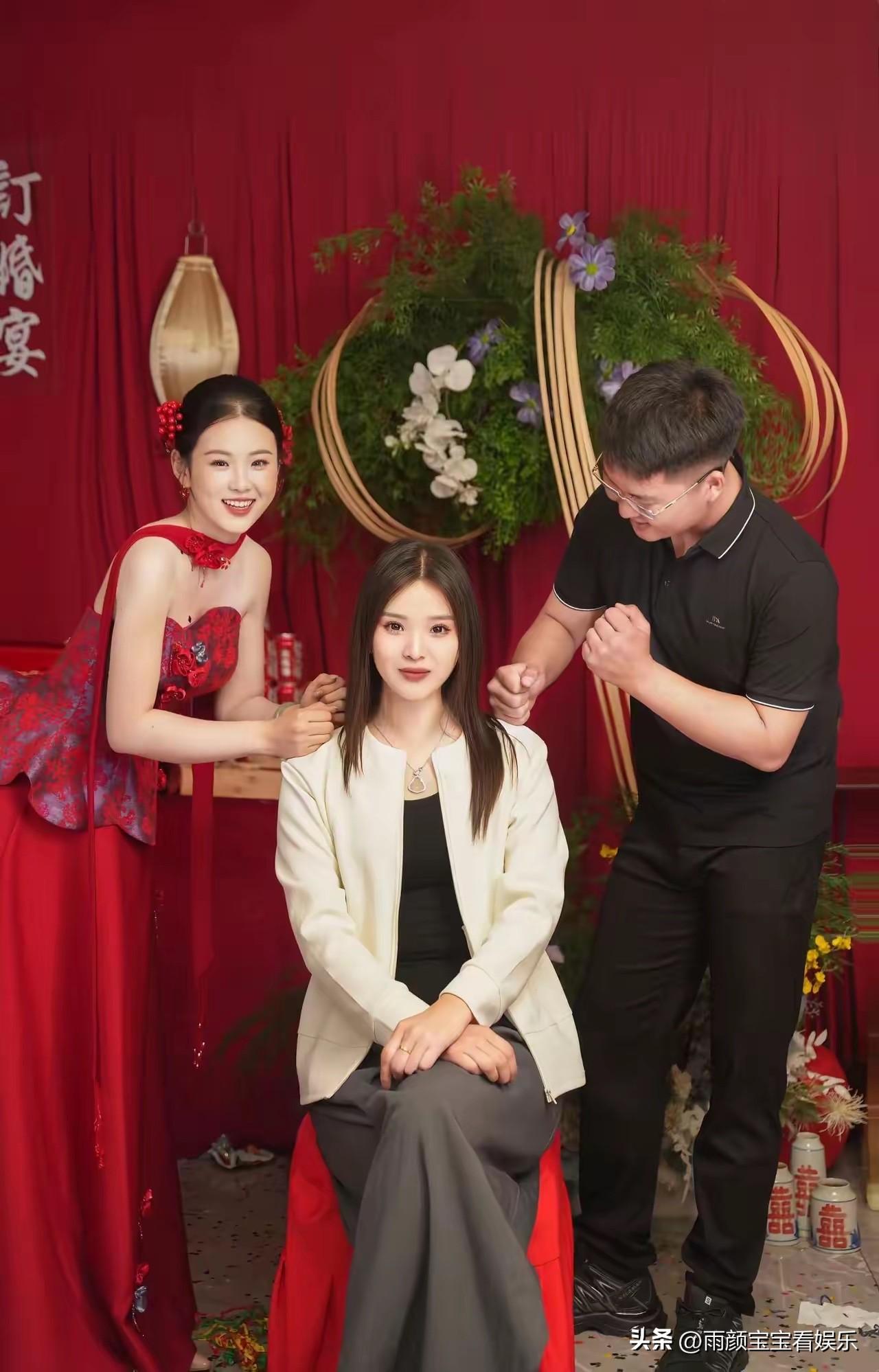 订婚了，看得出来，小伙子很开心！